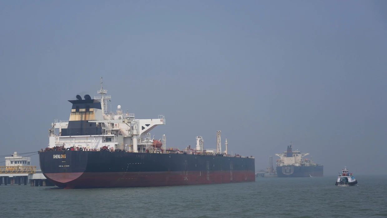 Ein Tankschiff, das durch die Straße von Hormus gefahren ist, liegt im Hafen von Mumbai.