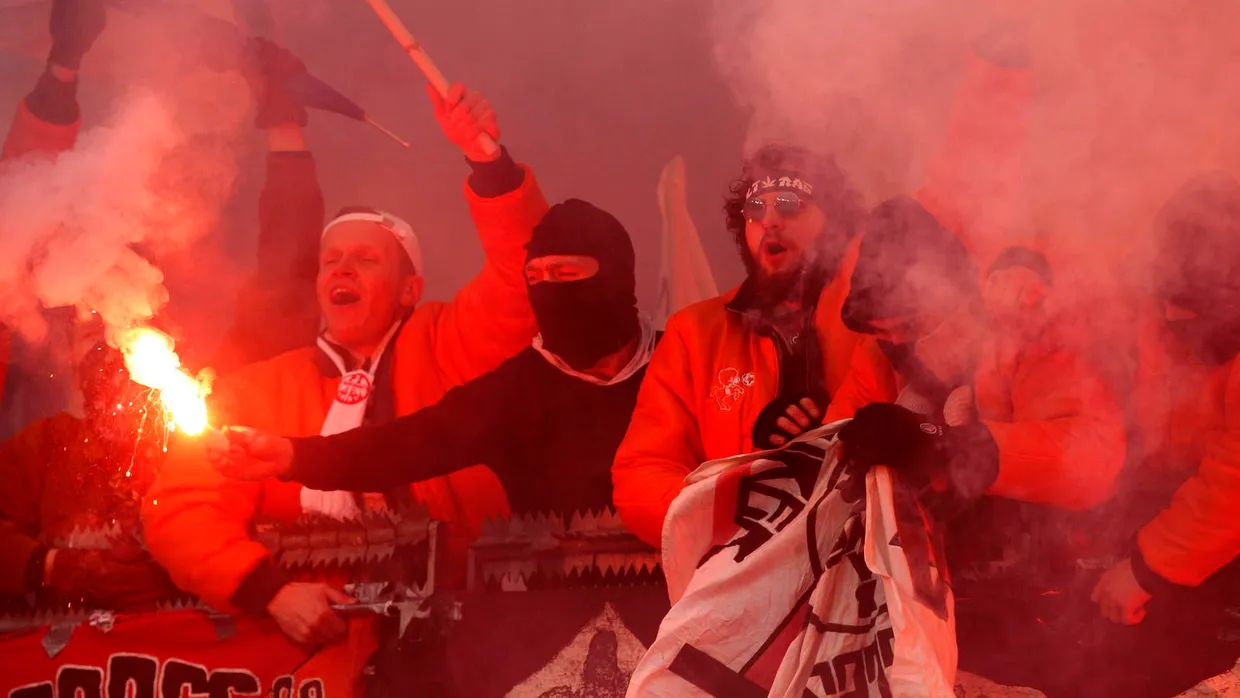 Beim 3:1-Sieg von Leverkusen am Samstag gegen Frankfurt hatten
weitgehend vermummte Fans aus dem Gästeblock Bengalos gezündet,
Leuchtraketen auf den Rasen geschossen
