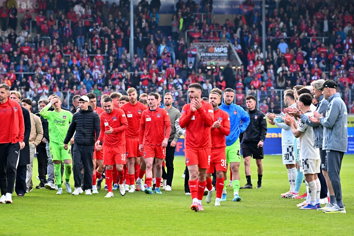 Stand Spalier: Die Mainzer Mannschaft applaudiert dem 1. FC Heidenheim.