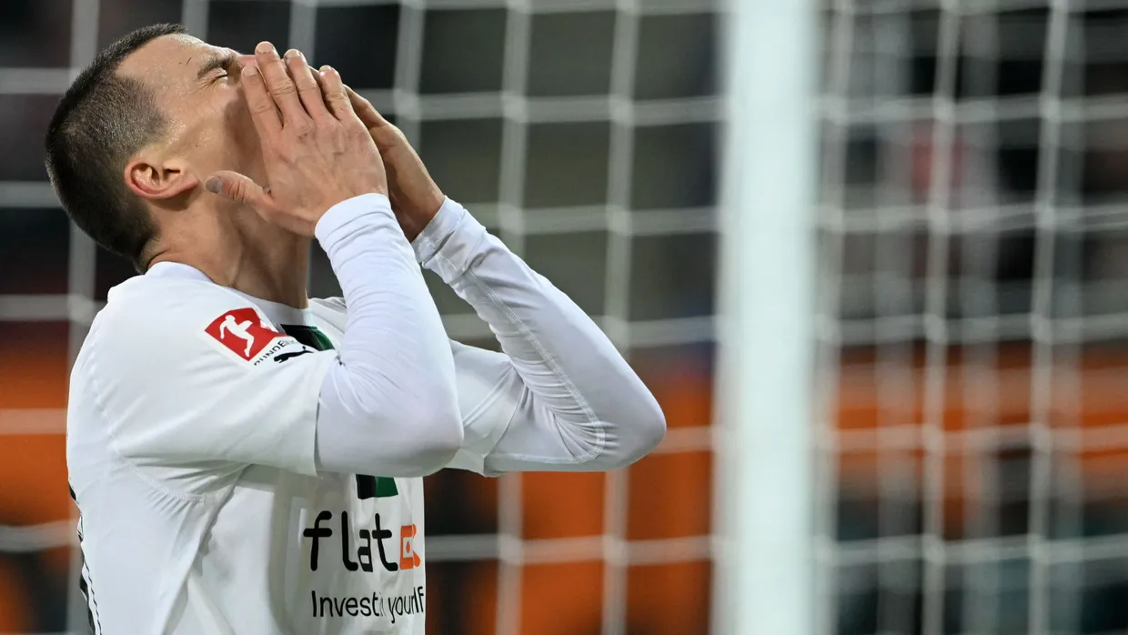 Nicht zu fassen für Stefan Lainer: Gladbach verliert auch in Augsburg