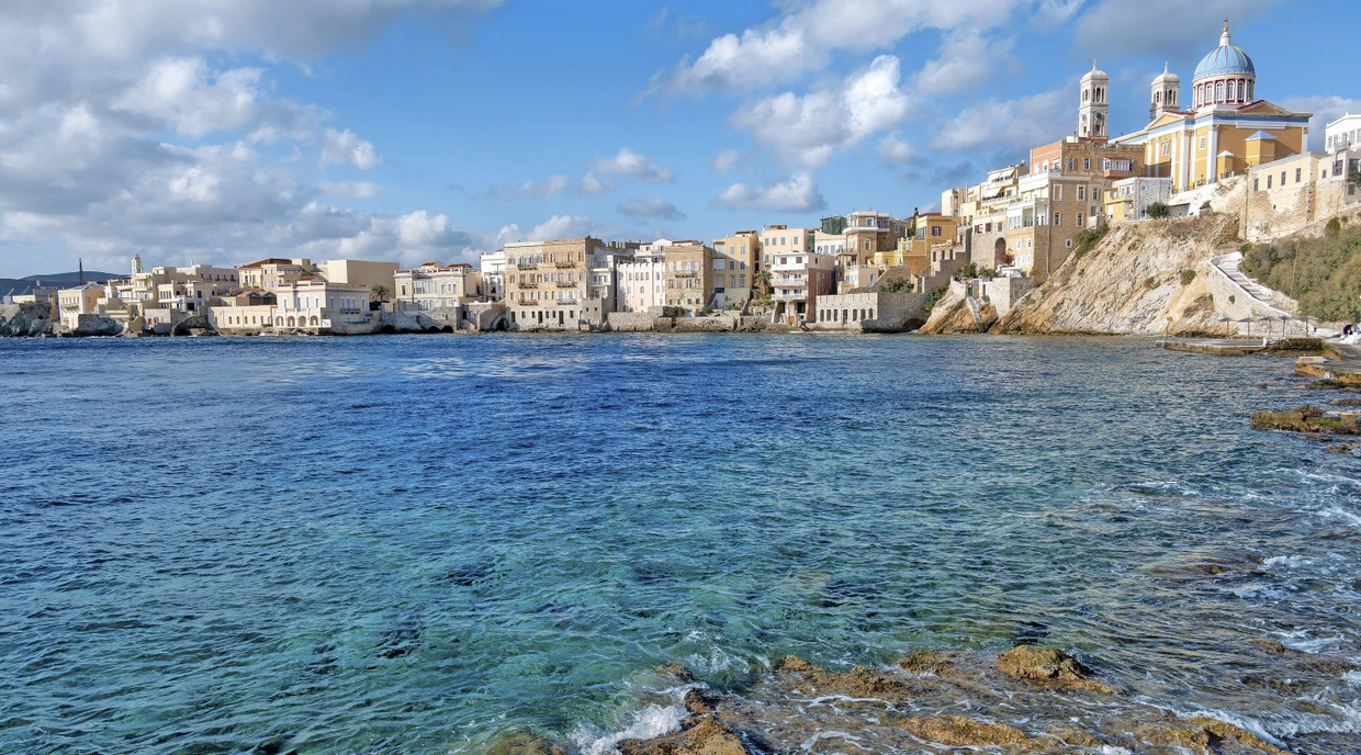 Kleine Stadt mit großer Geschichte: Ermoupoli auf Syros war einst der wichtigste Hafen Griechenlands - und gilt heute unter Käufern als Geheimtipp.