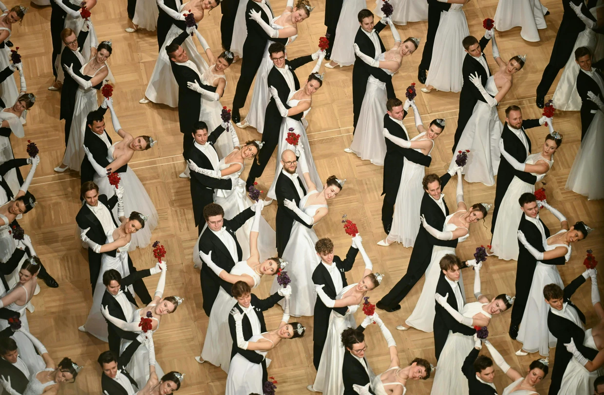 Debütantenpaare betreten den Saal während der Eröffnung des 68. Wiener Opernballs.