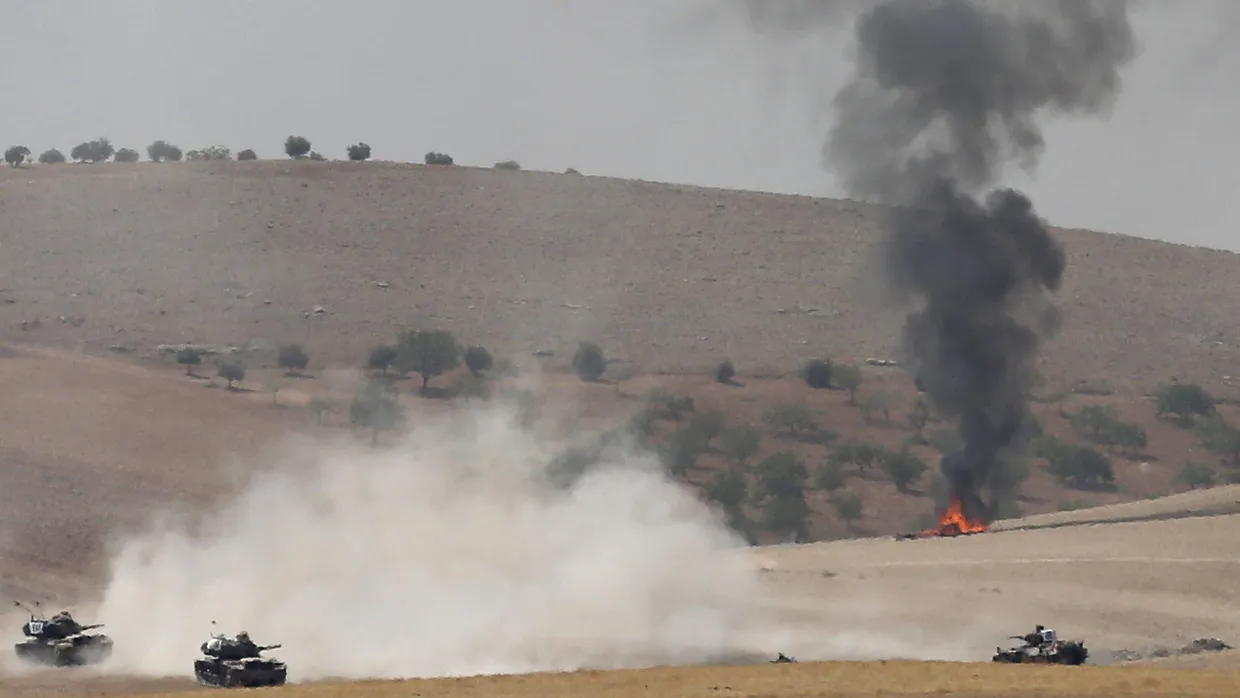 Türkische Panzer überqueren die Grenze zu Syrien.