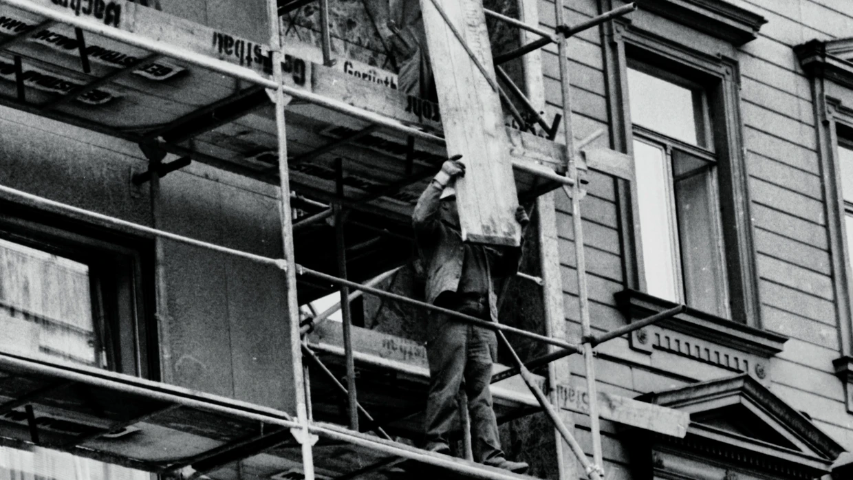 Bauarbeiter errichten im Mai 1967 ein Baugerüst an der Fassade des Gebäudes Schillerstraße 1 in Frankfurt.