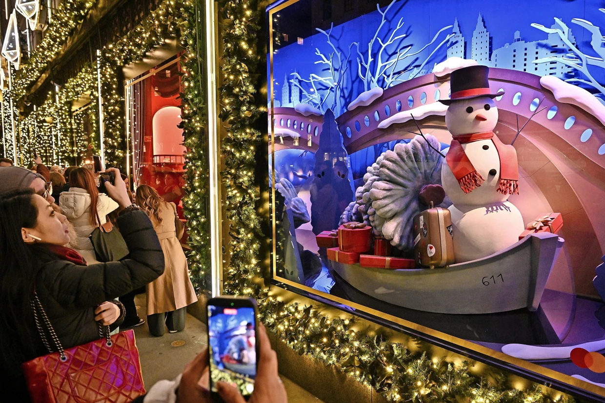 New York an der Upper Fifth Avenue: Die Schaufenster sind weihnachtlich dekoriert.