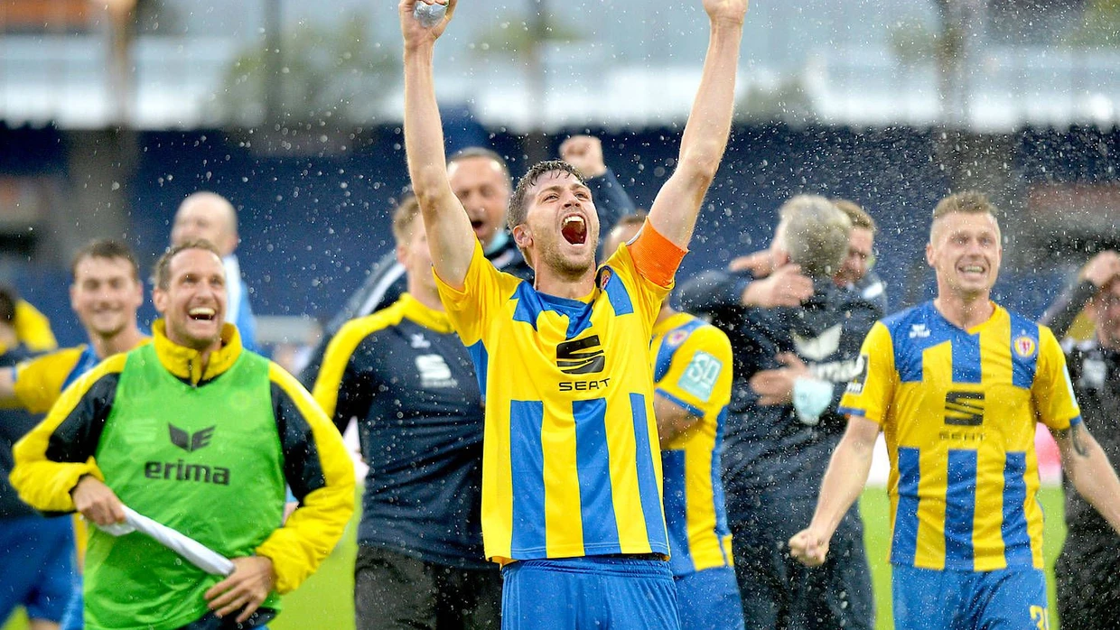 Braunschweigs Benjamin Kessel (vorne) feiert mit seinen Mitspielern