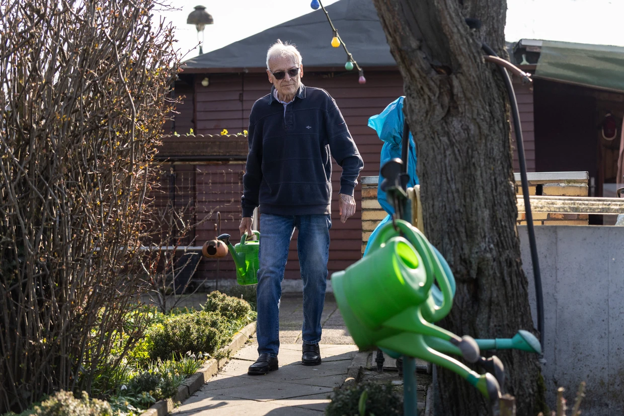 „Wenn die Natur es verlangt, muss gewässert werden“. Richard Tantz hat dafür in einem Kleingarten sehr viele Gießkannen.