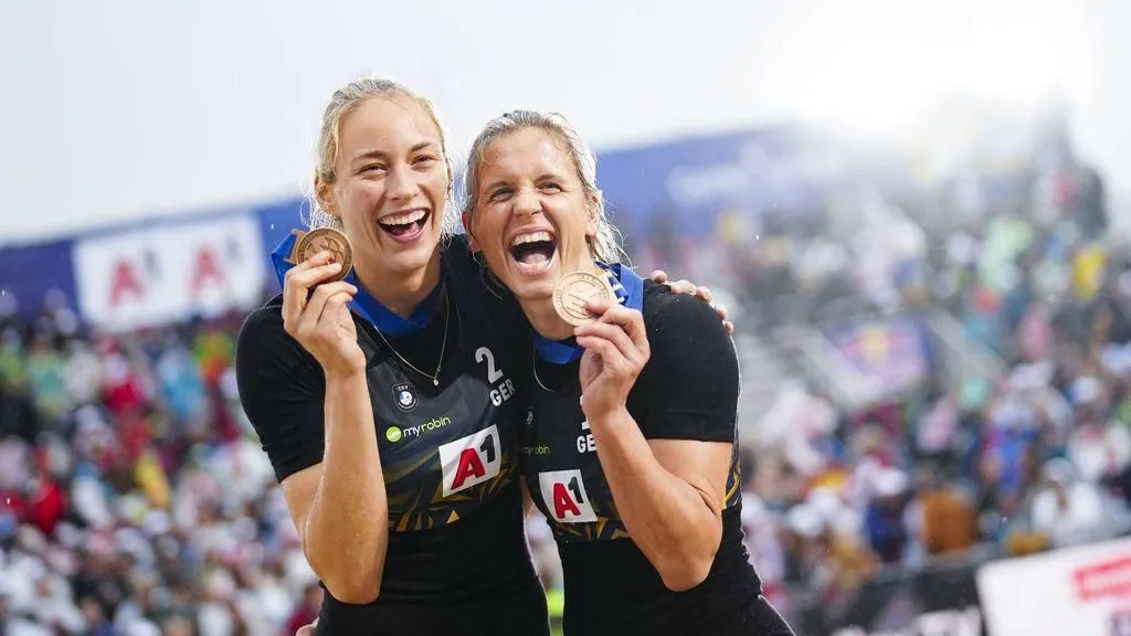 Glücklich mit Bronze: Louisa Lippmann und Laura Ludwig (r.) in Wien