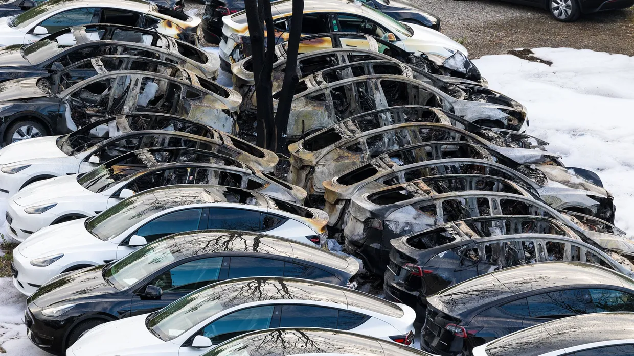 Die beschädigten Elektroautos in Frankfurt-Fechenheim am 12.09.2023