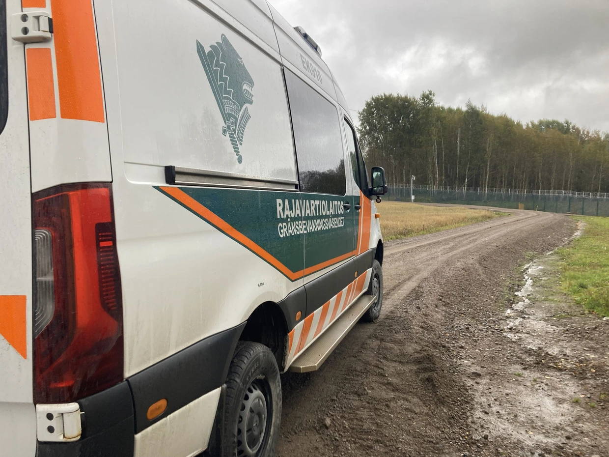 Eine Grenzschutzpatrouille am neuen finnischen Grenzzaun bei Virolahti