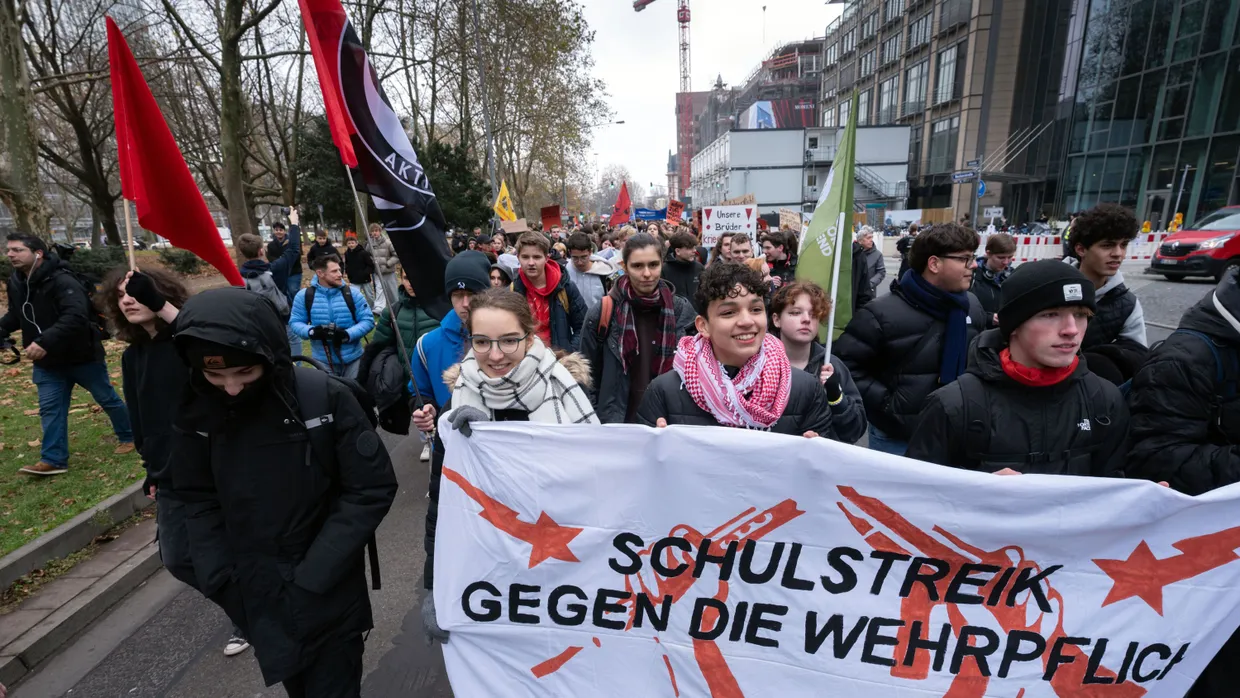 Wollen gehört werden: Schüler aus dem Rhein-Main-Gebiet demonstrieren in Frankfurt gegen den Wehrdienst.