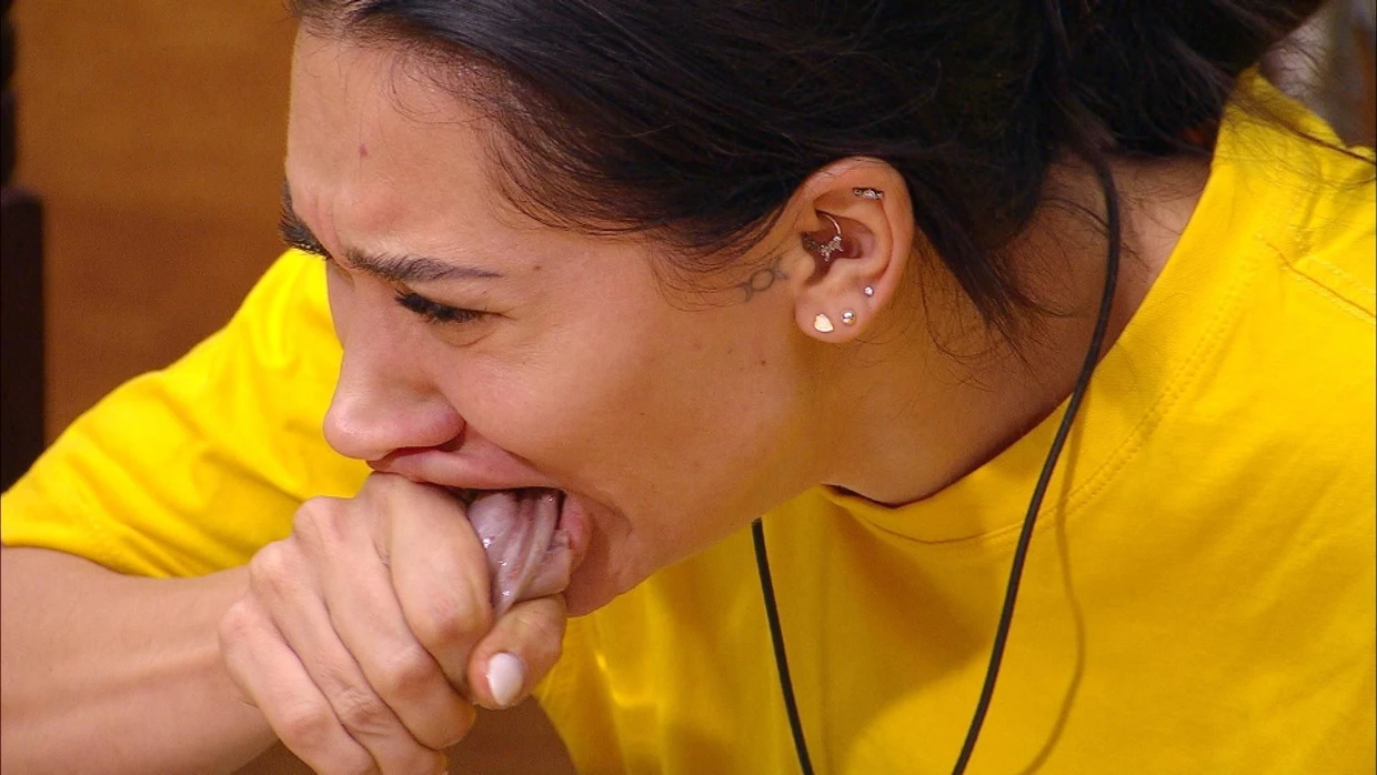 Samira Yavuz verspeist bei der Dschungelprüfung Büffelhoden.