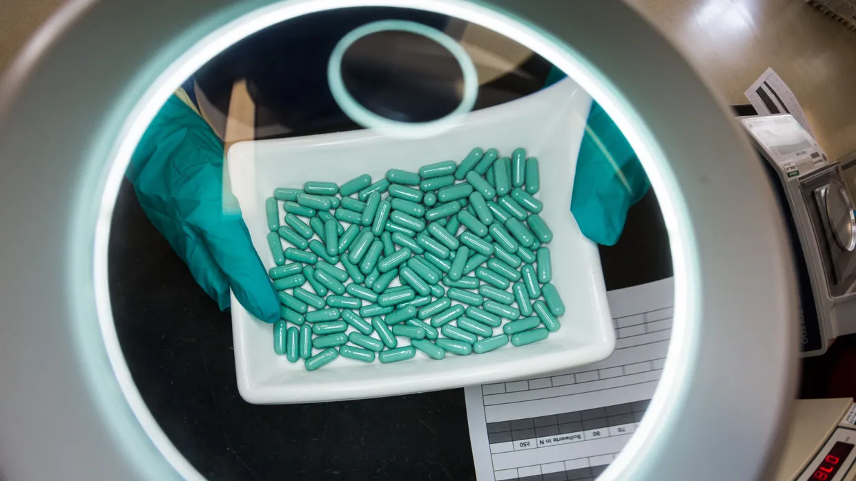Eine Mitarbeiterin überprüft die Produktion von Kapseln bei der Firma Stada Arzneimittel in Bad Vilbel.