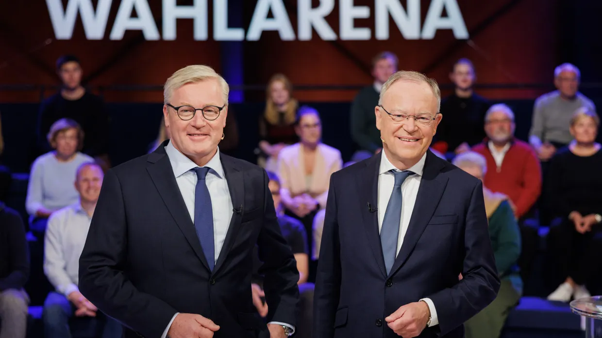 Niedersachsens Wirtschaftsminister Bernd Althusmann (CDU) und Niedersachsens Ministerpräsident Stephan Weil (SPD) stehen vor Beginn des TV-Duell zur Landtagswahl in Niedersachsen im NDR Studio.