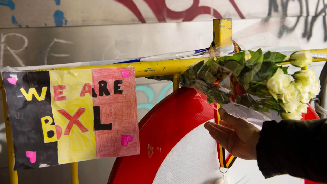 An der Metro-Station Maalbeek in Brüssel liegen Blumen im Gedenken an die Opfer des Anschlags.