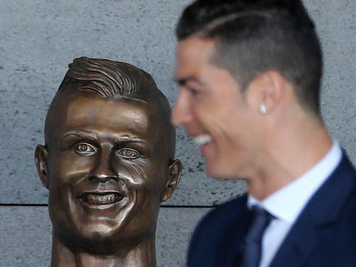 Zum Verwechseln ähnlich: Wer ist Ronaldo, wer die Büste?