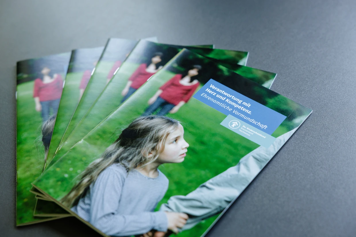 Broschüren: Der Kinderschutzbund infomiert außerdem mit jährlichen Veranstaltungen, um Kandidaten für das Ehrenamt zu finden.