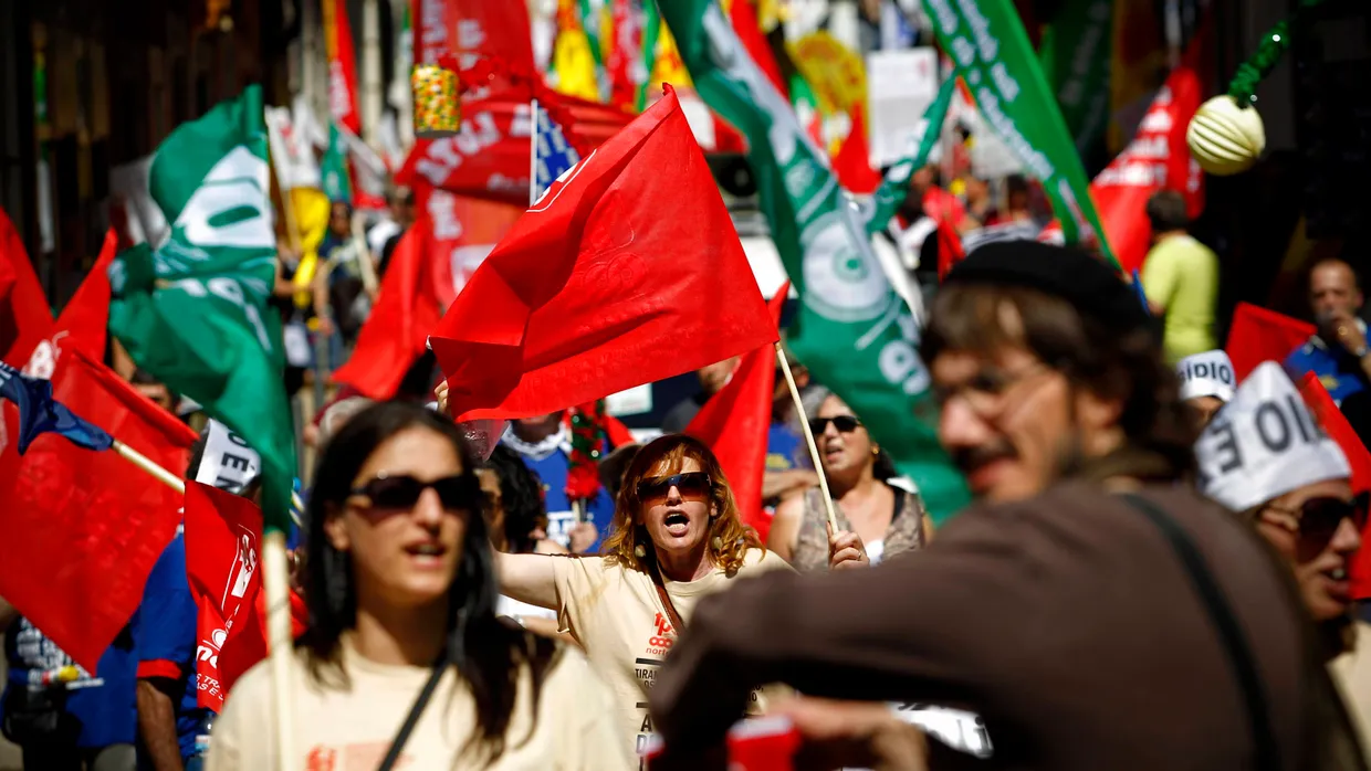 Wer noch Arbeit hat, muss ohne Lohnausgleich Überstunden machen und hat vier gesetzliche Feiertage eingebüßt. Demonstration gegen Gehaltskürzungen in Lissabon im Juni dieses Jahres