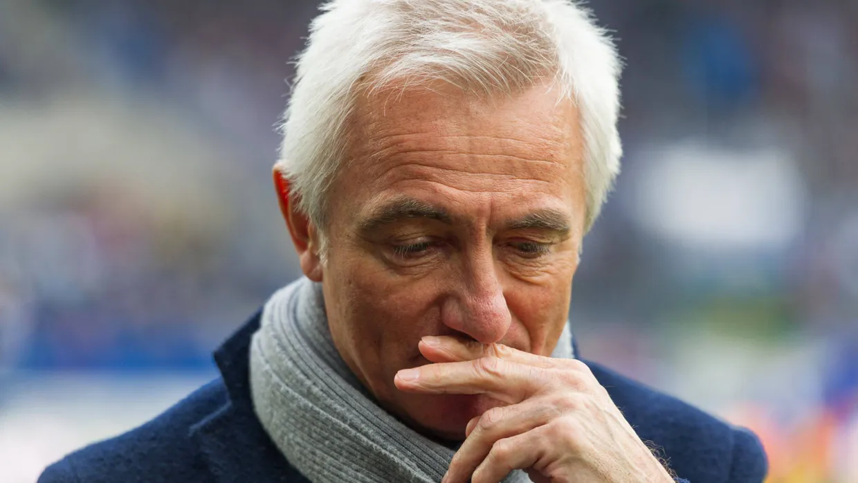 Seine Mannschaft bereitet HSV-Trainer Bert van Marwijk Sorgen