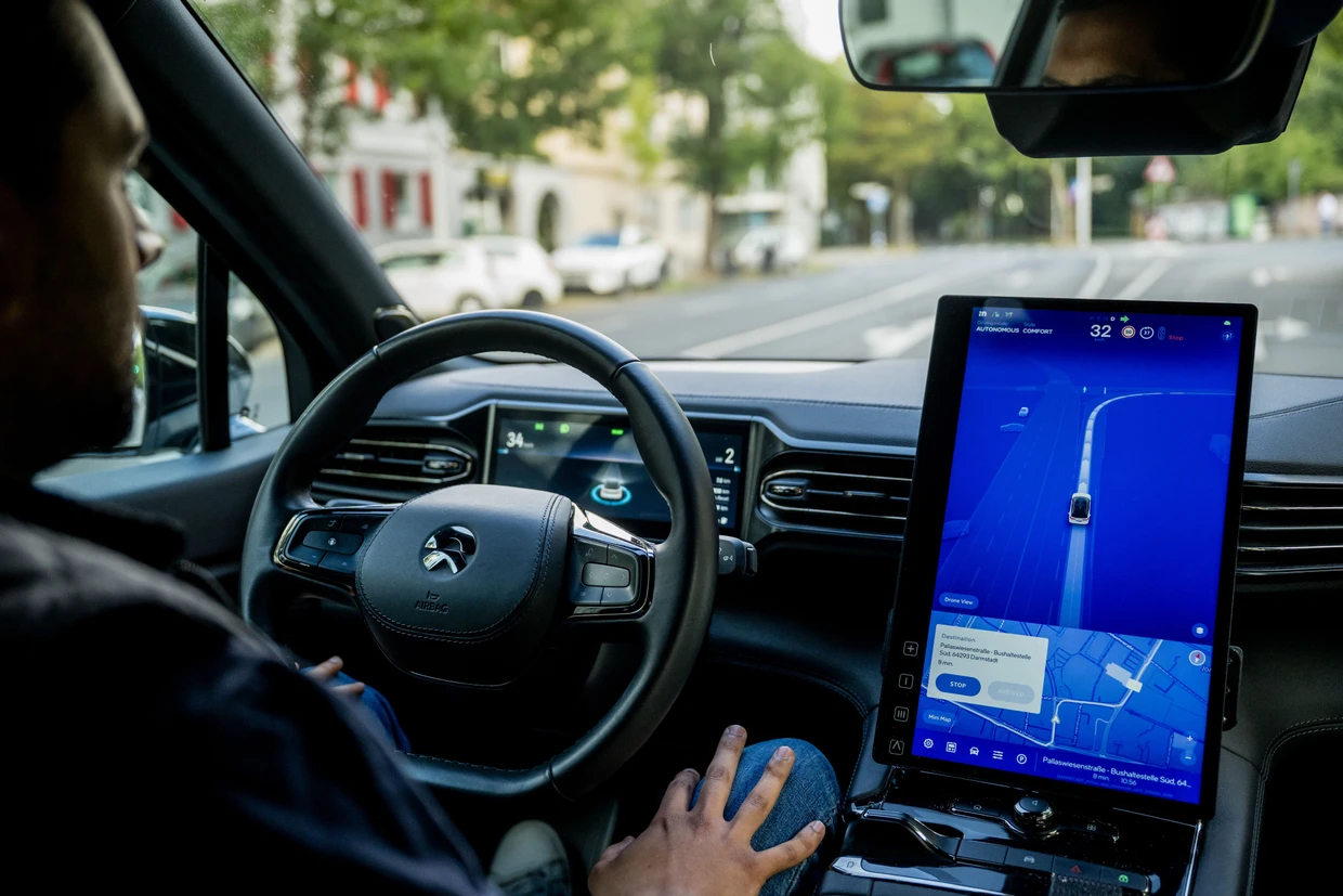 Kontrolle: Ein Sicherheitsfahrer begleitet alle Fahrten, greift aber nicht ins Fahrgeschehen ein.