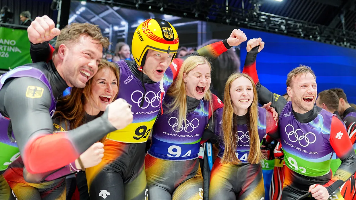 Mixed Emotinons im Cortina Sliding Centre: Tobias Wendl (l-r), Julia Taubitz, Max Langenhan, Dajana Eitberger, Magdalena Matschina und Tobias Arlt fiern ihre Goldmedaille