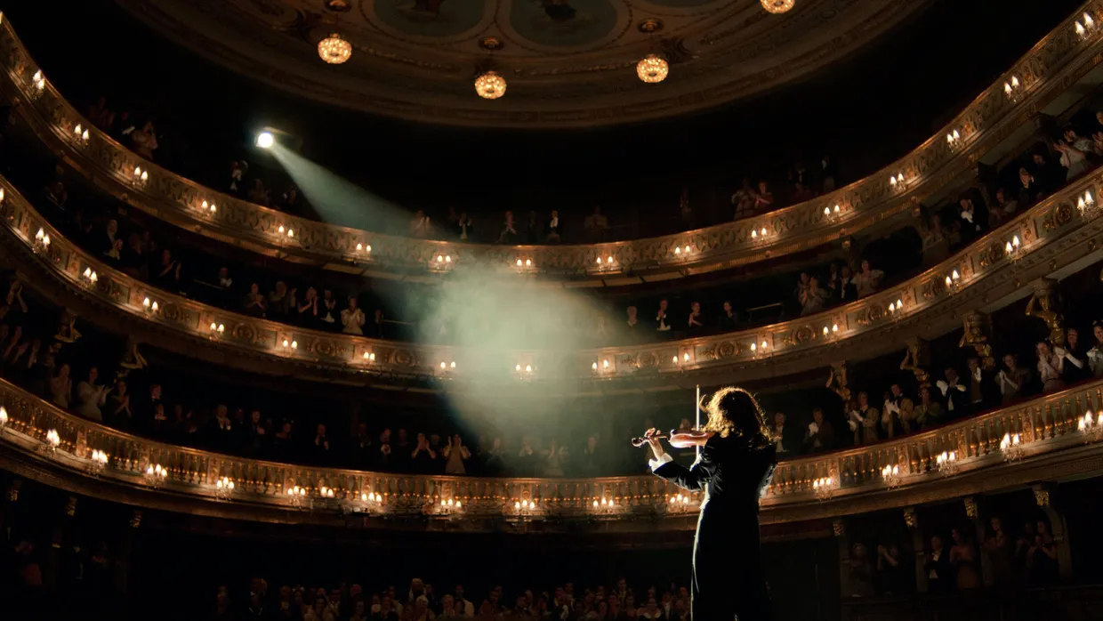 Superstar: Nicolò Paganini bringt den Saal zum Toben - im Film „Der Teufelsgeiger“ verkörpert von David Garrett.