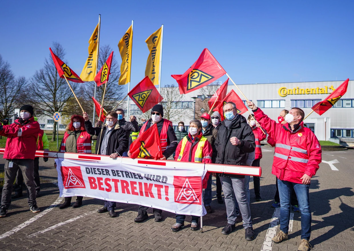Mitarbeiter demonstrieren 2021 gegen die Schließung des Continental-Werks im hessischen Karben.