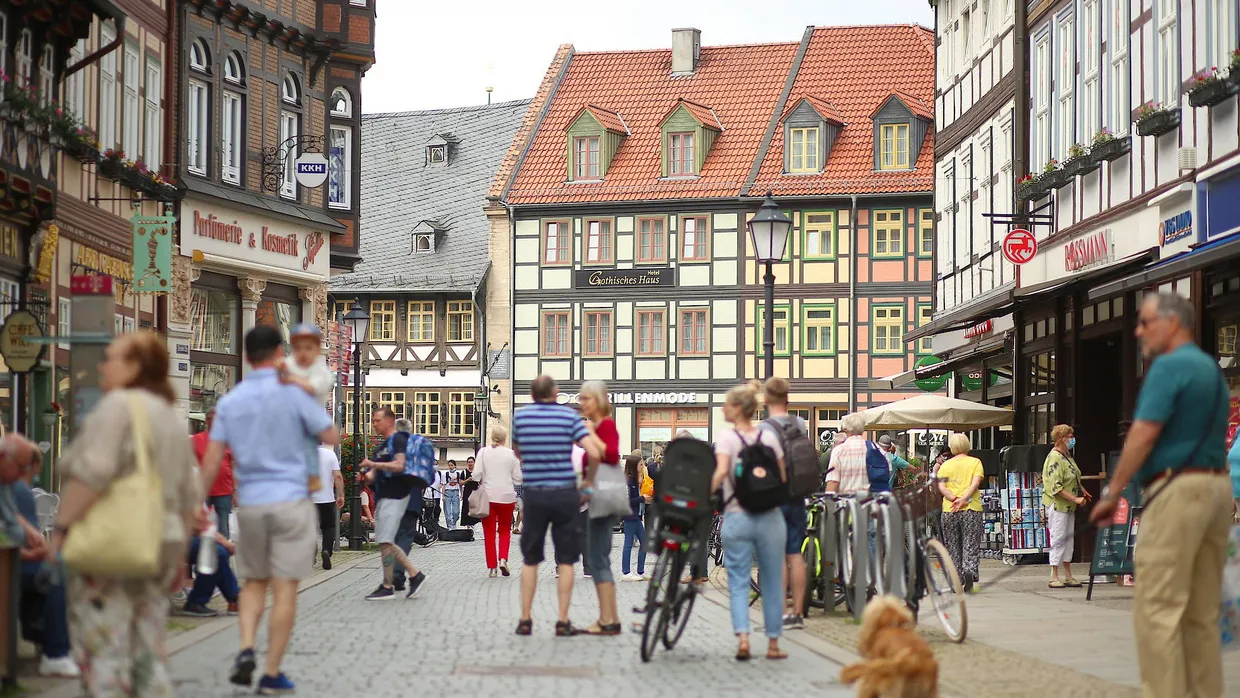 Spiegelbild der Gesellschaft: Menschen in einer Einkaufsstraße in Wernigerode, Sachsen-Anhalt – ein Tag vor der Wahl.