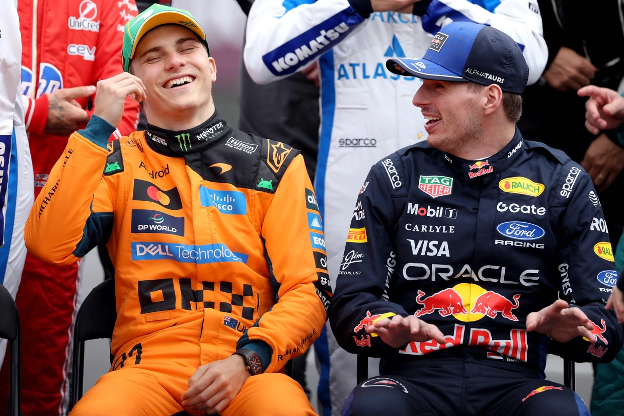 Bäumchen, wechsle dich? McLaren verhandelt offenbar mit Verstappen, während Red Bull nachgesagt wird, an Piastri (links) interessiert zu sein.