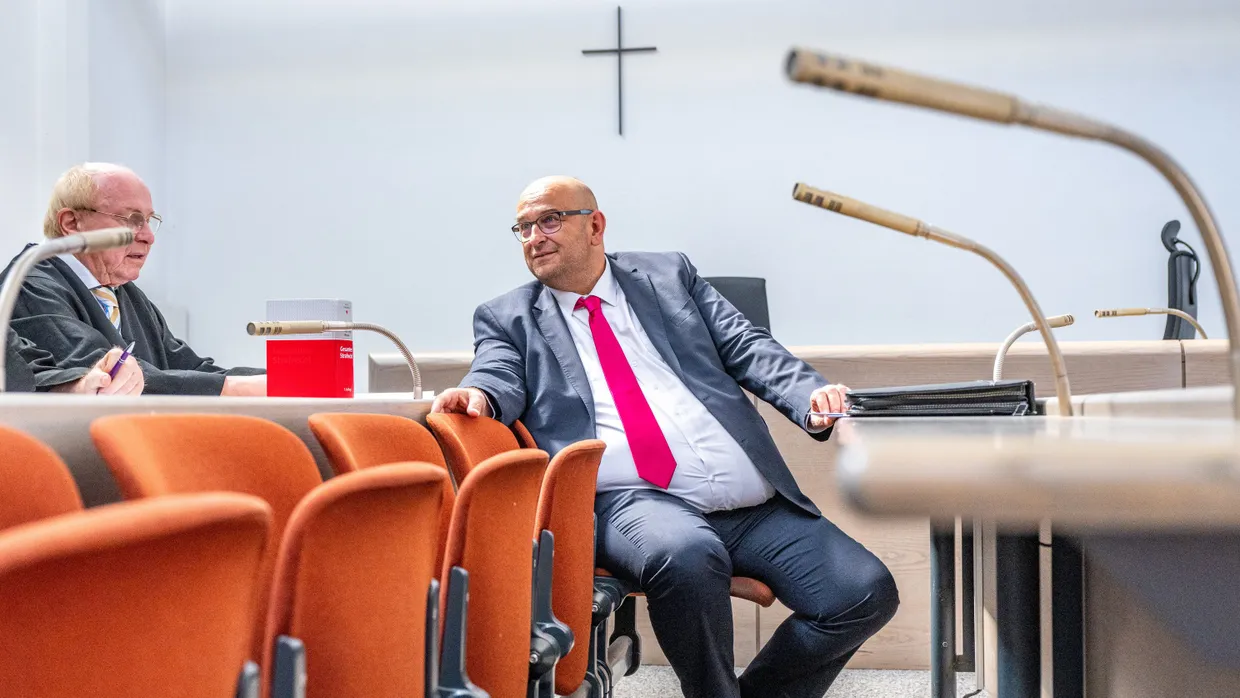 Stephan Protschka (r), AfD-Landesvorsitzender von Bayern, will im Falle einer Gerichtsentscheidung zugunsten des Verfassungsschutzes in die nächste Instanz gehen.