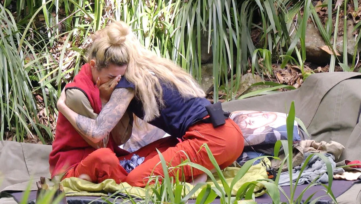 Ariel (l.) und Mirja du Mont nehmen sich in den Arm, als Ariel von den letzten Stunden mit ihrem Vater erzählt.