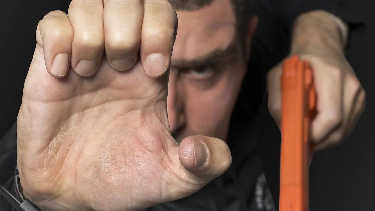 In seiner neuen Show gibt sich Sacha Baron Cohen unter anderem als Anti-Terror-Spezialist aus, mit einem ganz besonderen Plan.