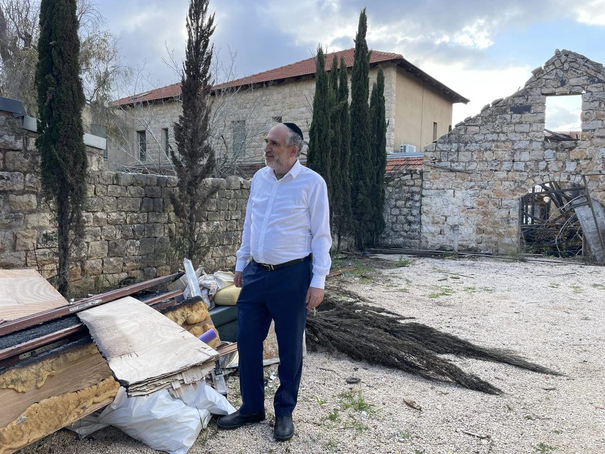 Israel Pachter in Metula vor seinem Haus