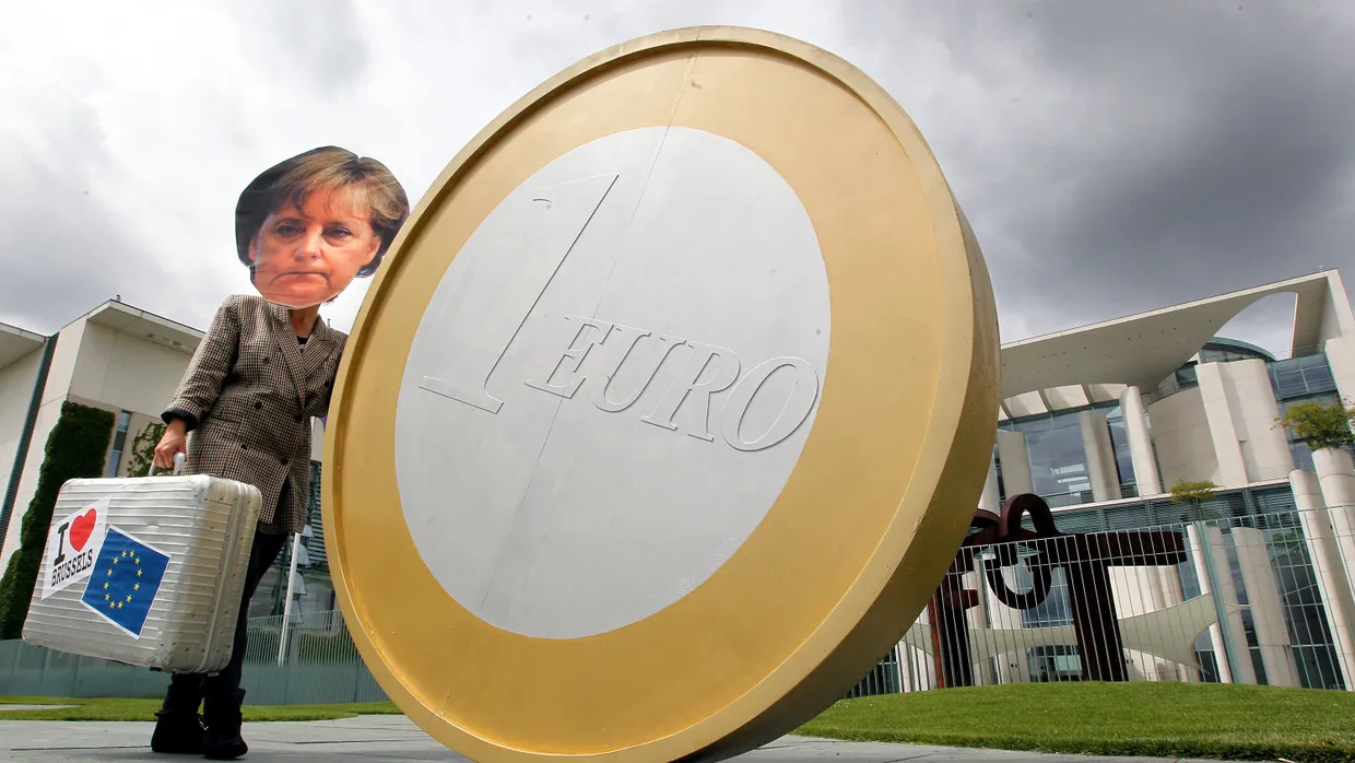 Wie weiter mit dem Euro? Die Kritiker der Kanzlerin sind nach dem Pariser Gipfel nicht verstummt (Foto von einer Demonstration vor dem Kanzleramt im Juni)