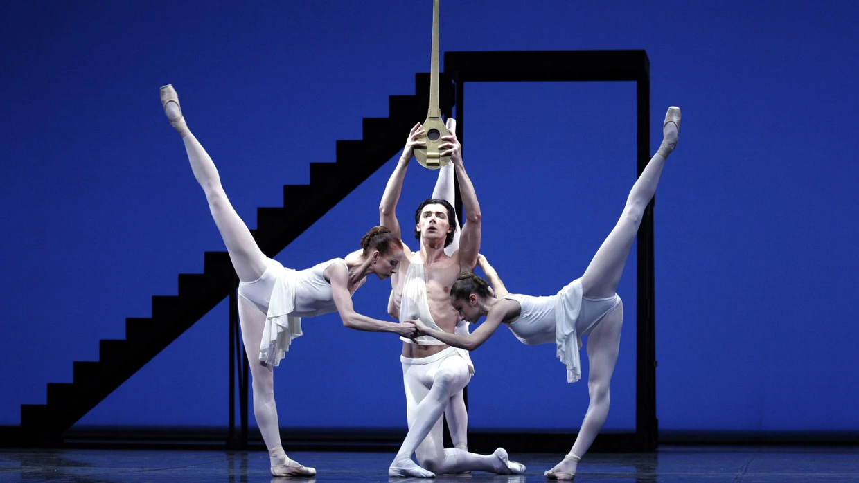 Szene aus „Apollon Musagète“ im Rahmen eines George-Balanchine-Abends des Staatsballetts Berlin an der Deutschen Oper Berlin im Mai 2005. Zu sehen sind Beatrice Knop, Artem Shpilevsky und Gaela Pujoi.