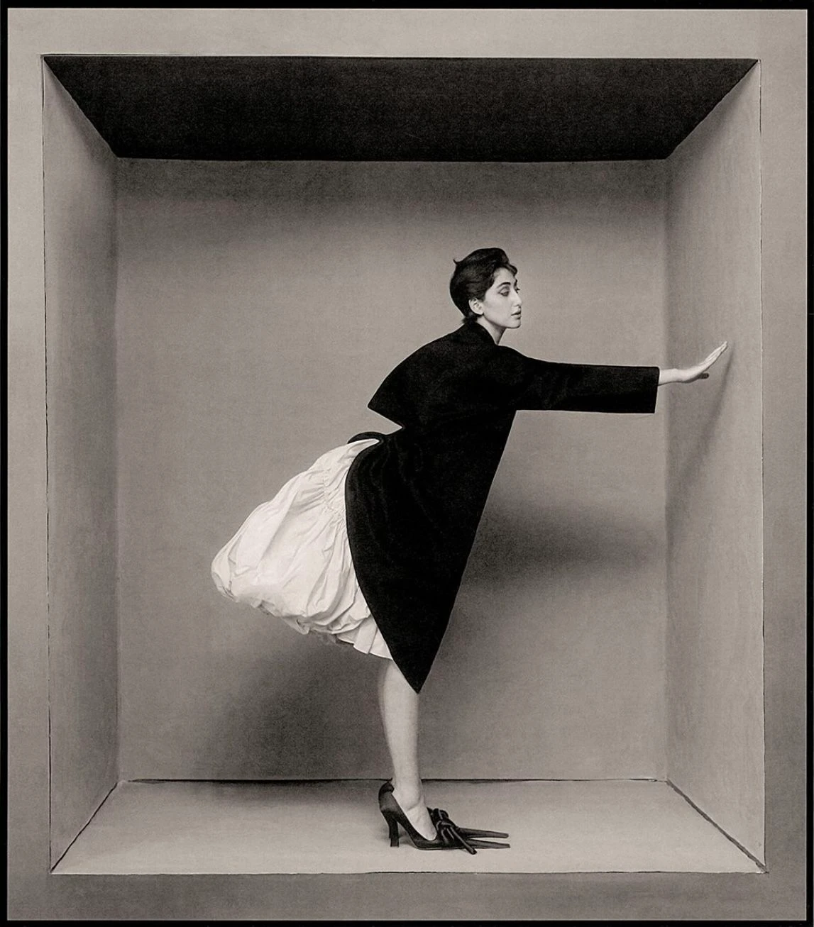 Wie in einer kleinen Guckkastenbühne: Rama Duwaji erinnert an Filmgrößen wie Audrey Hepburn.