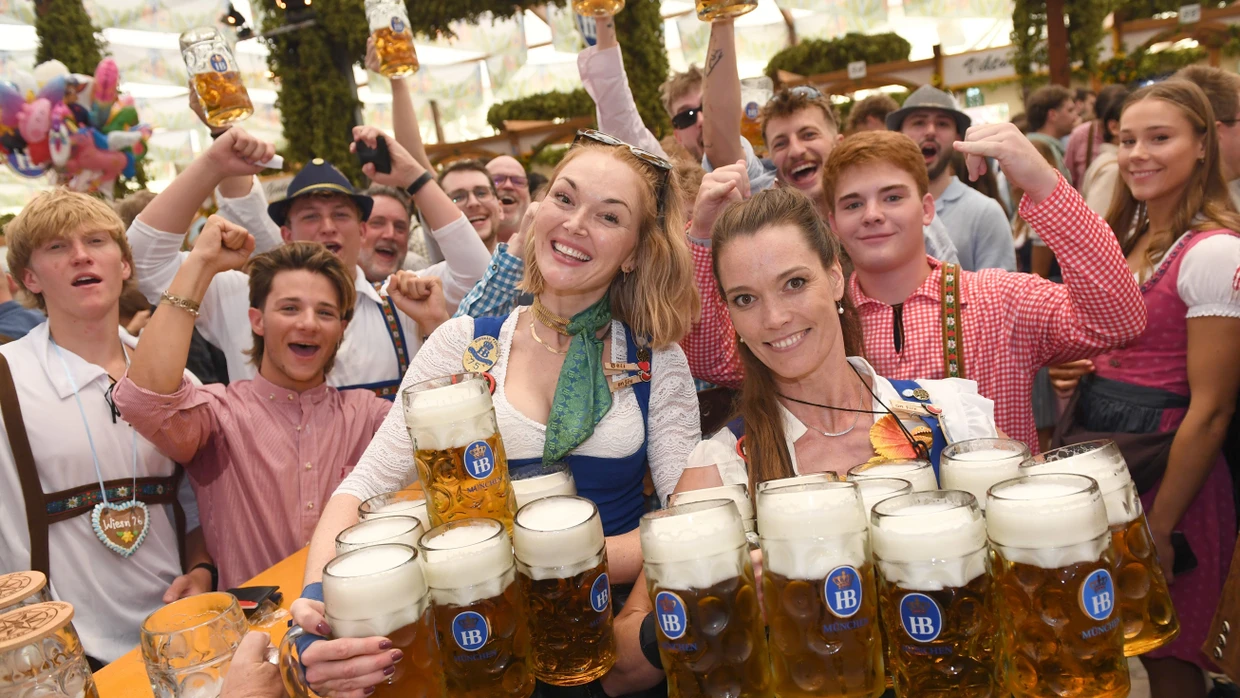 Ohne sie keine Wiesn: Kellnerinnen im Hofbräuzelt nach dem Anstich auf dem Oktoberfest (Symbolbild)