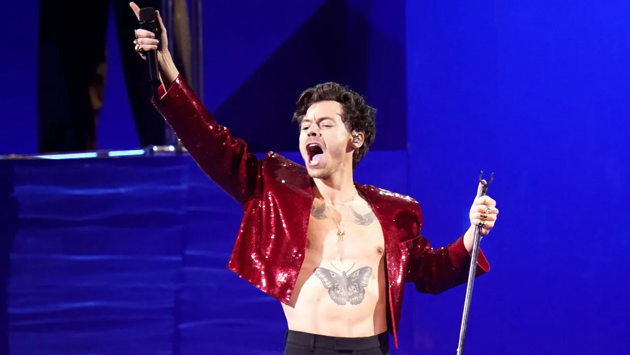 Harry Styles bei seinem Auftritt bei den Brit Awards 2023 in der O2 Arena in London (Archivbild)