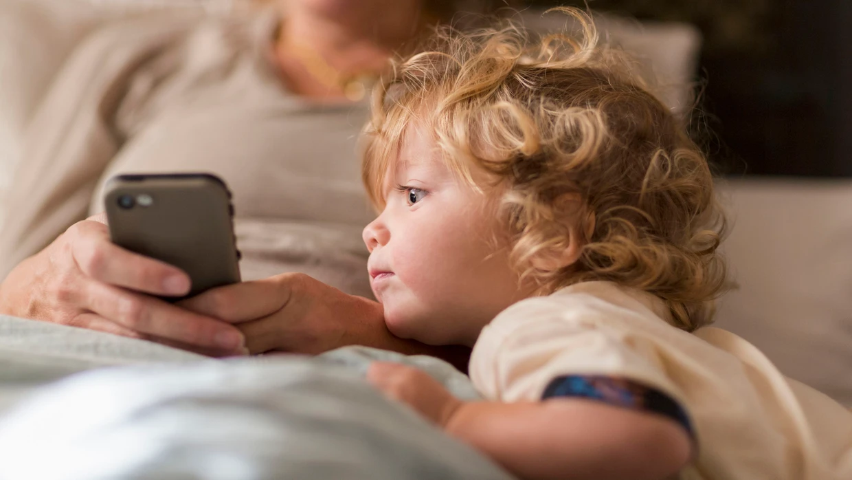Neugieriger Blick: Kinder wissen ziemlich genau über die Smartphone-Nutzung ihrer Eltern Bescheid.