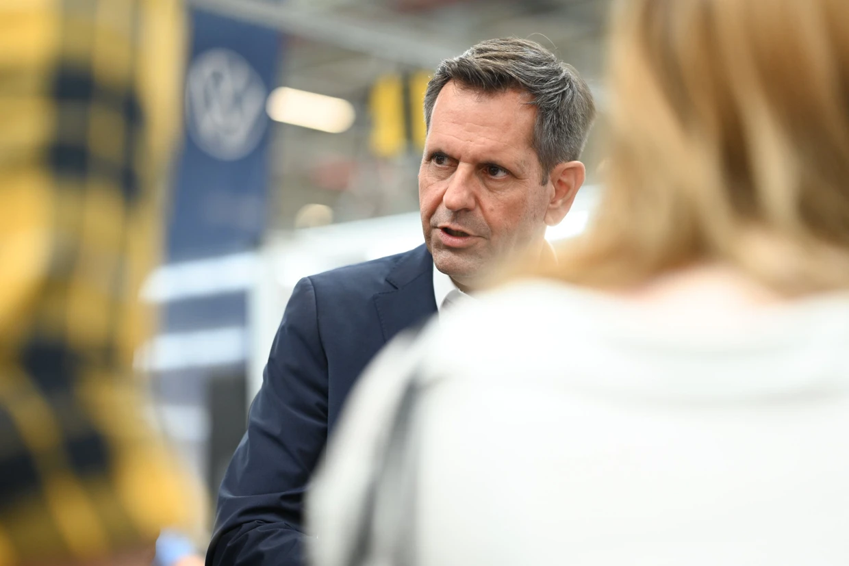 Niedersachsens Ministerpräsident Olaf Lies sorgt sich um die VW-Jobs in seinem Bundesland