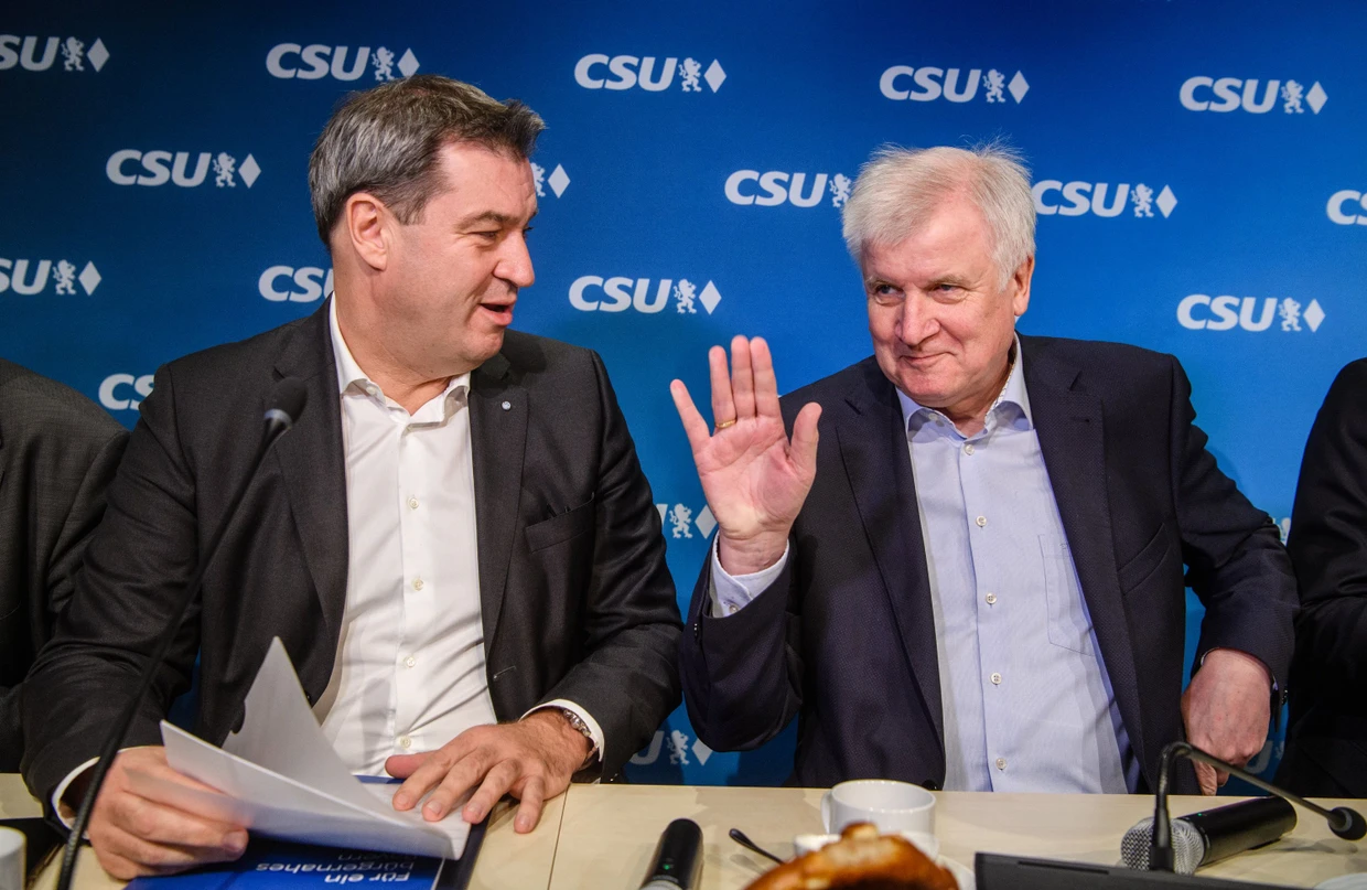 „Drehhofer“, der Spitzname verweist auf etwas zu viel Wendigkeit - was mitunter auch für Horst Seehofers (rechts) Nachfolger Markus Söder zutreffen könnte (Aufnahme aus dem Jahr 2018).