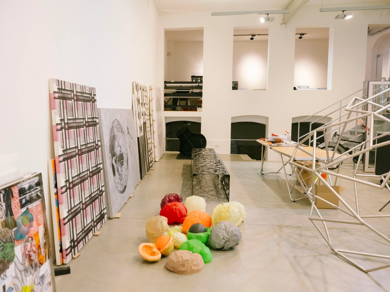 Bunte Hirnschalen und mehr: Blick in den unteren Atelierraum