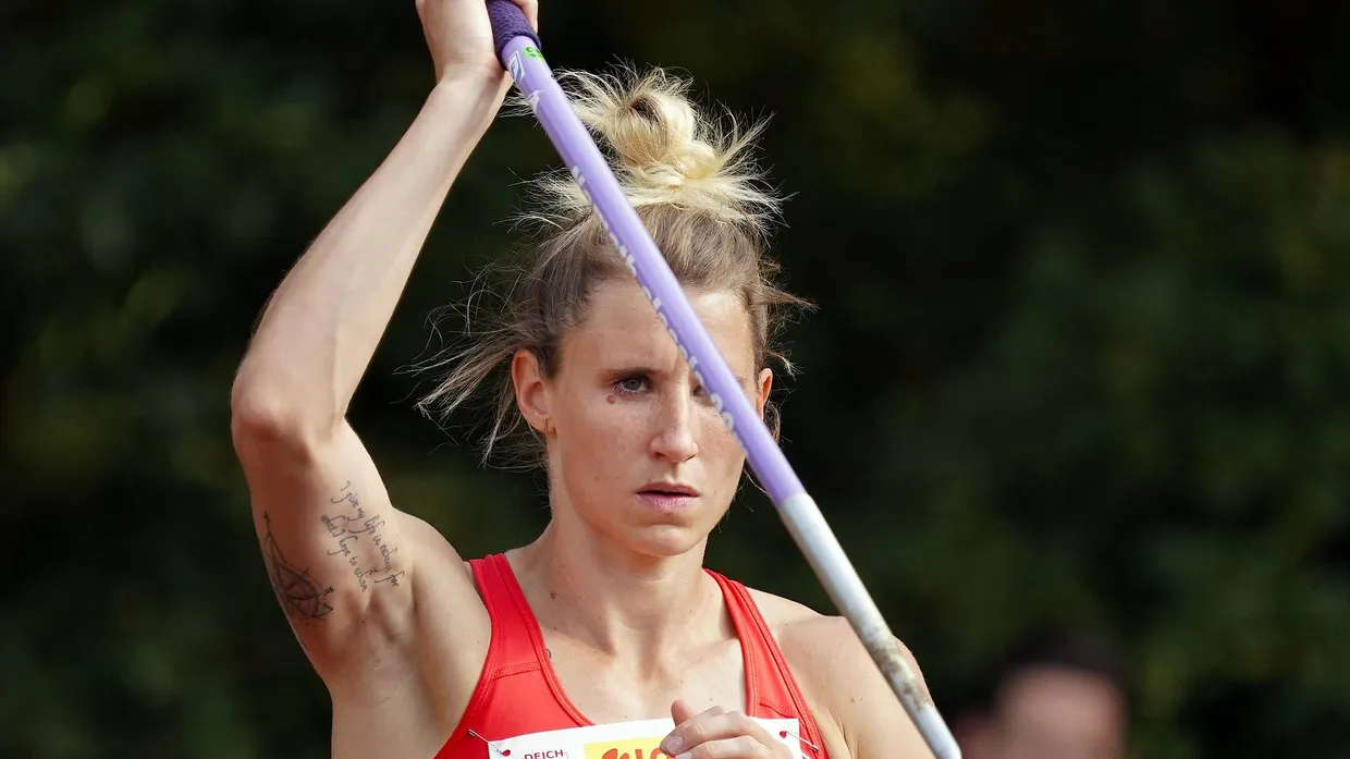 Nicht mehr so dicht an die Linie: Auch mit dem Speer macht es Carolin Schäfer anders.
