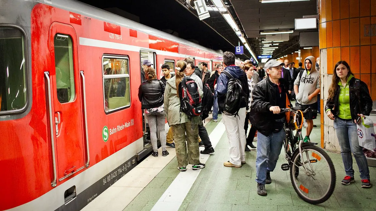 Alles unter Kontrolle: In den S-Bahnen im Rhein-Main-Verkehrsgebiet soll ab Dezember vermehrt kontrolliert werden.