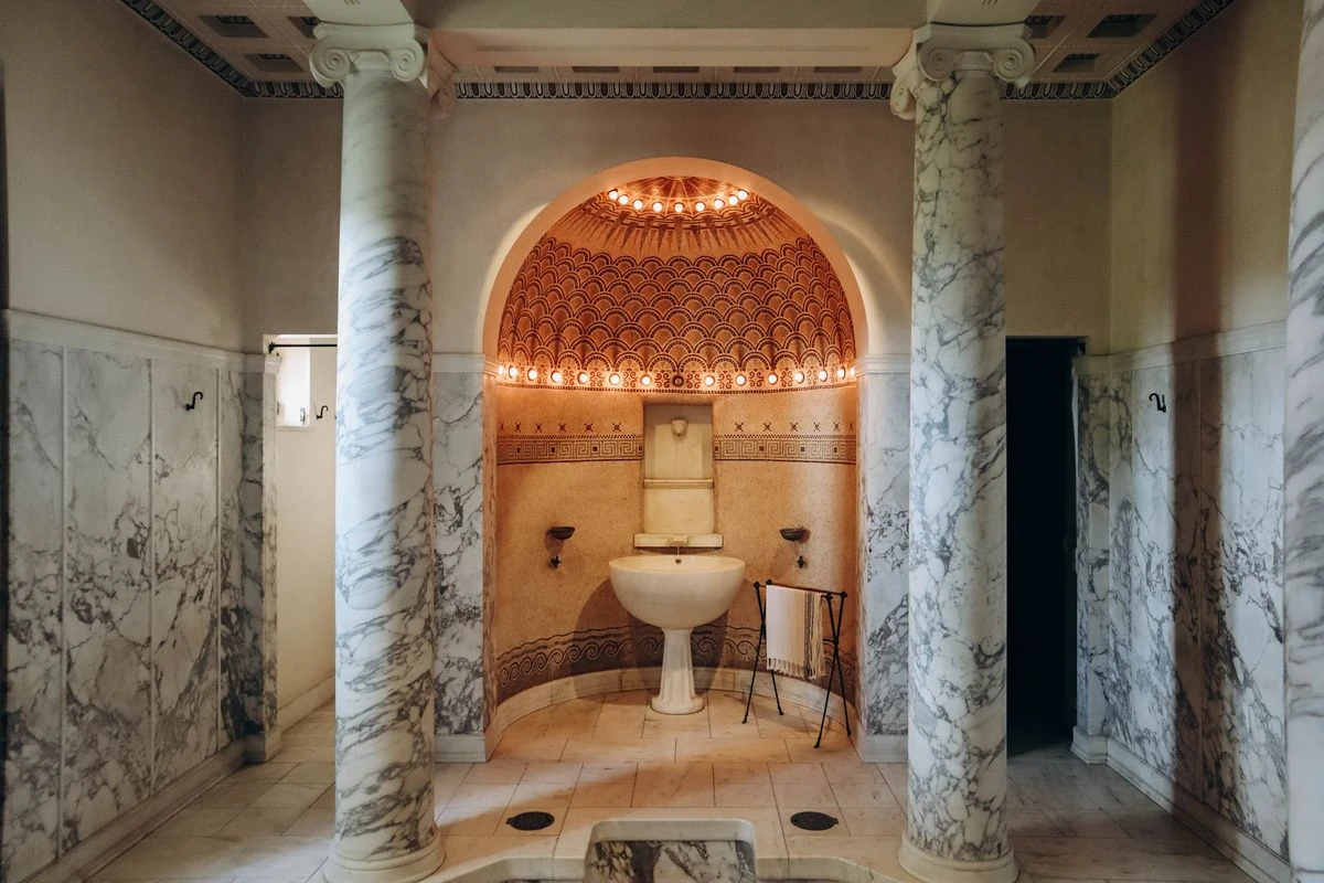 Antike Anmutung, aber bitte mit fließendem Wasser: Handwaschbecken in der Villa Kérylos