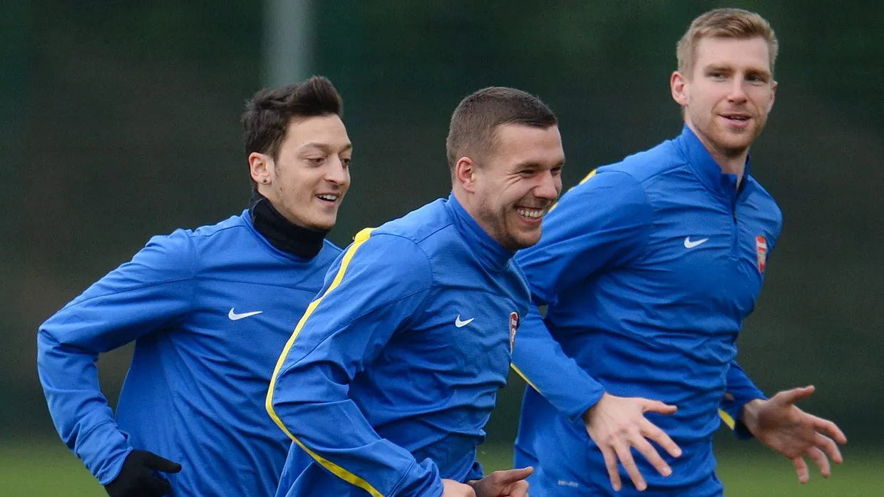 Erstmals in dieser Saison steht neben den Weltmeisterkollegen Mesut Özil (links) und Per Mertesacker (rechts) auch Lukas Podolski im Arsenal-Kader