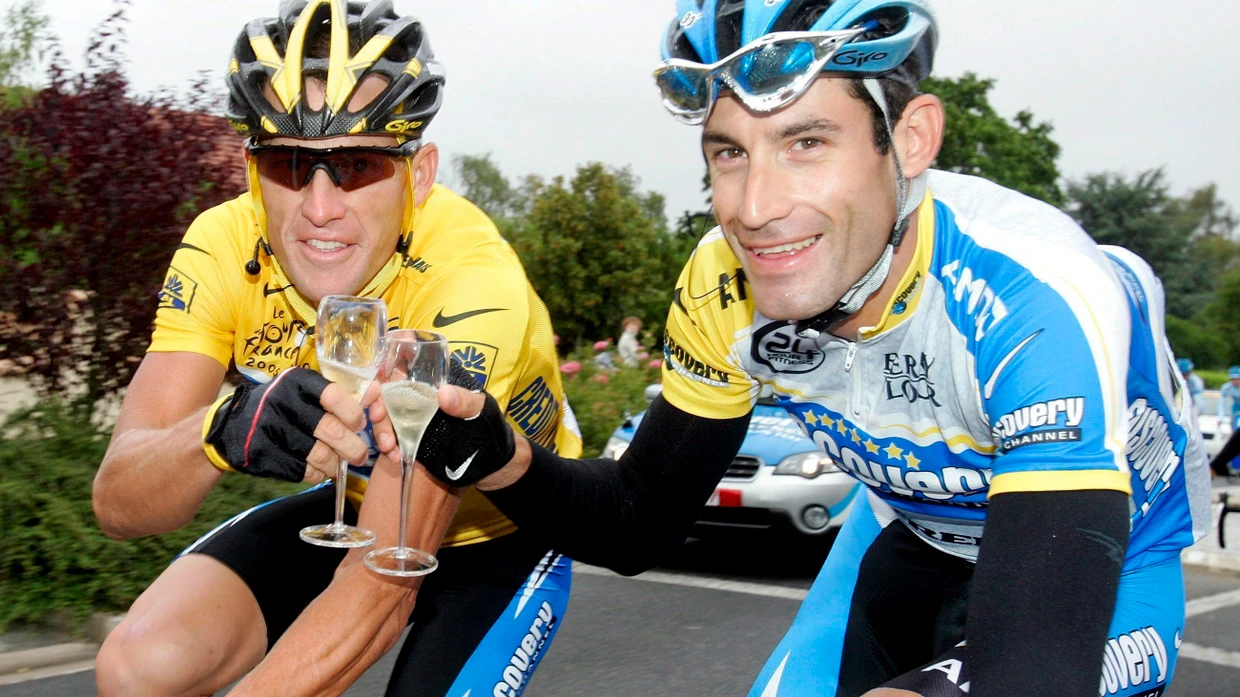 Alte Zeiten: Lance Armstrong (links) und George Hincapie 2005 vor der letzten Tour-de-France-Etappe.