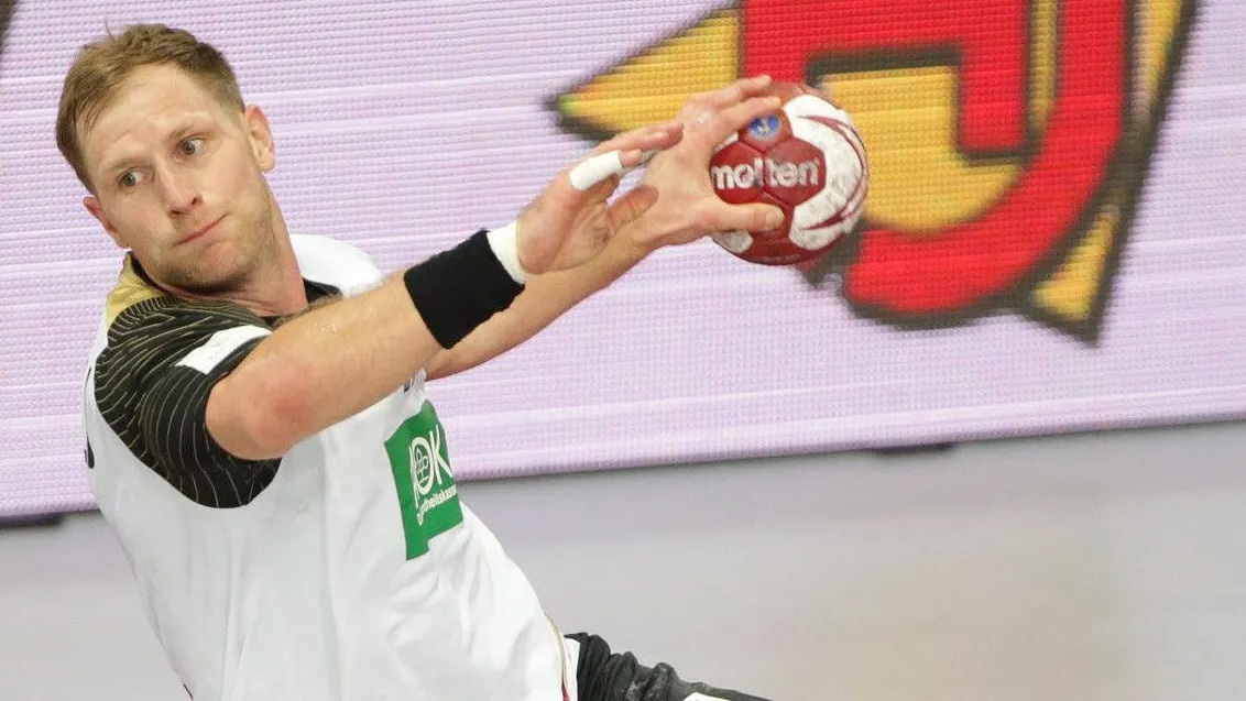 Reich an Treffern und doch nicht siegreich: Deutschlands Nationalspieler Steffen Weinhold, flankiert von den Dänen Anders Eggert (links) und Mikkel Hansen