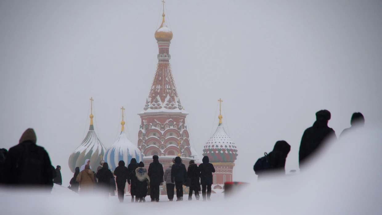 Menschen spazieren in Moskau über den schneebedeckten Roten Platz