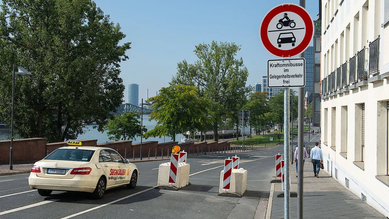 Ohne private Autos: Wie das aktuell gesperrte Mainufer stellt sich die SPD Frankfurt in der Zukunft vor.